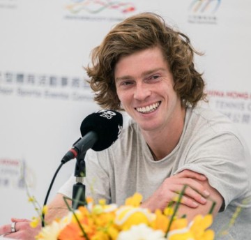 完美体育官网-卢布列夫：我会学着对自己好一点 尤其我的左膝